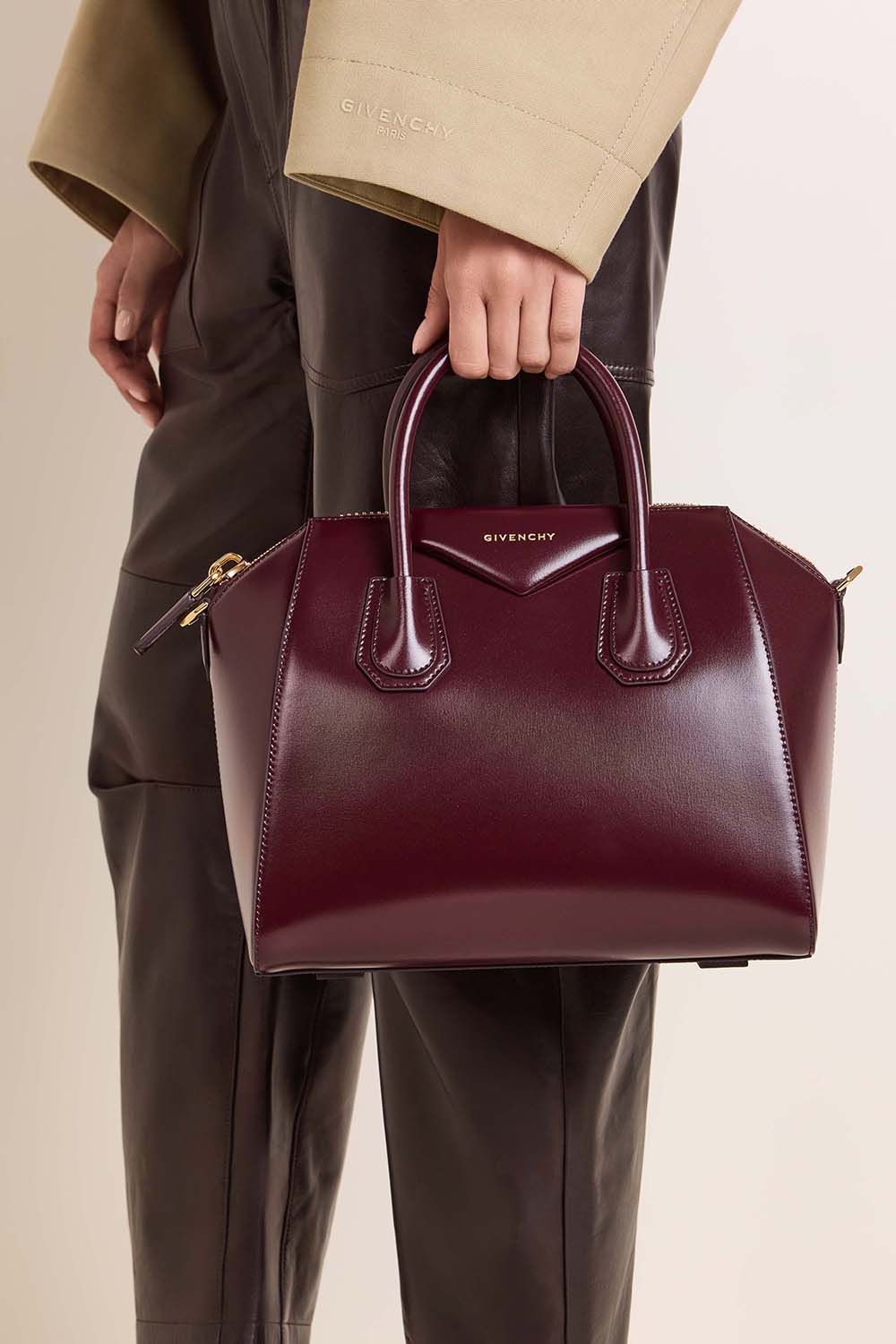 תמונת כל הלוק של תיק אנטיגונה סמול